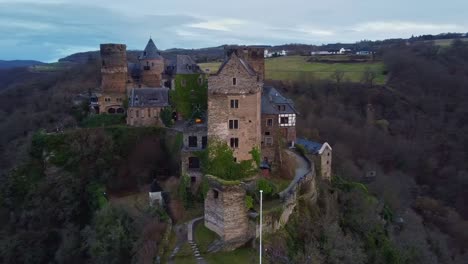 Hotel-Medieval-Del-Castillo-De-Schoenburg-En-Lo-Alto-De-Las-Colinas-Del-Rin-En-Oberwesel,-Alemania,-Vista-De-Drones