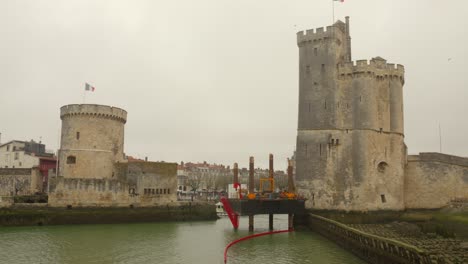 Las-Torres-Y-La-Muralla-De-La-Ciudad-En-La-Orilla-Del-Agua-En-La-Rochelle,-Francia.