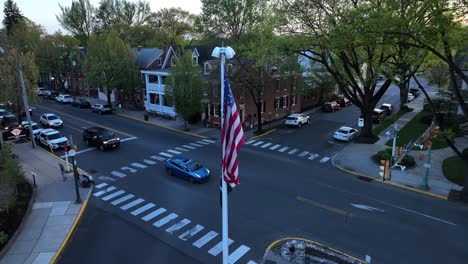 Verkehr-Auf-Der-Kreuzung-In-Der-Amerikanischen-Stadt-Während-Des-Goldenen-Sonnenuntergangs