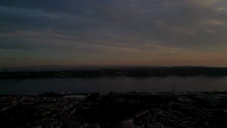 Atemberaubende-Luftaufnahme-Des-Tejo-Bei-Einem-Herrlichen-Sonnenuntergang