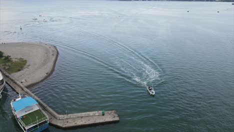 Luftaufnahme-Von-Kämpfen-Im-Schwarzen-Meer-An-Der-Küste-Von-Batumi,-Tagsüber-Mit-Klarem-Meer-Ohne-Wellen,-Hafen-Von-Batumi