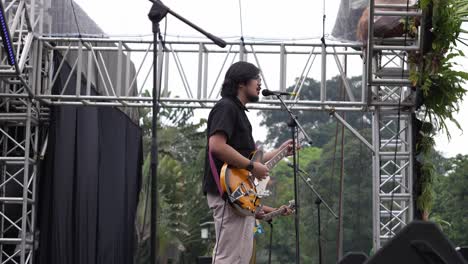 Bilal-Indrajaya-Cantante-Indonesio-Actuando-En-El-Escenario-De-Un-Concierto-Al-Aire-Libre