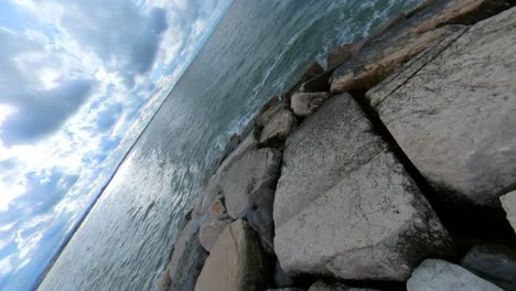 Wellenbrecher-Pier-Stein-Mit-Loch