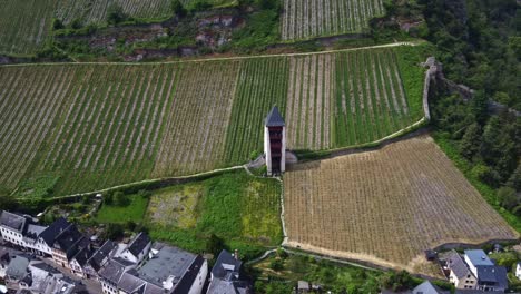 Mittelalterlicher-Wehrturm-Auf-Den-Weinbergen-Des-Rheindorfes-Bacharach,-Drohnenansicht