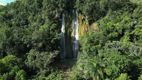 Drohne-Fliegt-In-Richtung-Limon-Wasserfall-Und-Naturpool,-Samana-In-Der-Dominikanischen-Republik