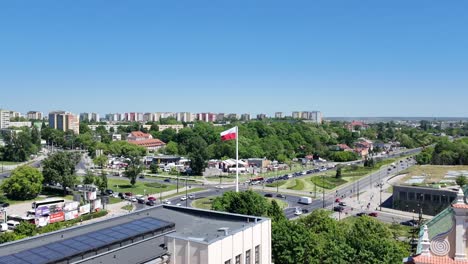 Kreisverkehr-Mit-Einer-Großen-Polnischen-Flagge-In-Der-Stadt-Lublin