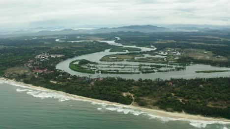 Cavelossim-Strand,-Wo-Viele-Häuser-Und-Resorts-Und-Hotels-Sichtbar-Sind