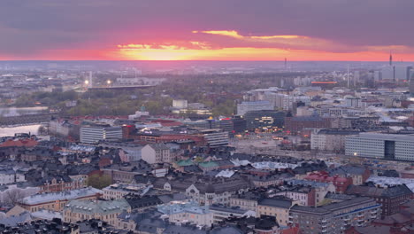 Vívida-Puesta-De-Sol-Horizonte-Vista-Aérea-Del-Paisaje-Urbano-De-Camiones-De-La-Ciudad-De-Helsinki-En-Finlandia