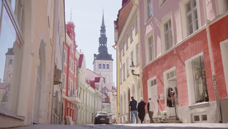 Mittelalterliche-Altstadt-Von-Tallinn-Vanalinn-Straßenansicht-In-Richtung-St