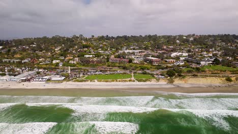 Vista-Aérea-De-La-Playa-Del-Mar-Con-Olas-Espumosas-En-San-Diego,-California,-Estados-Unidos.