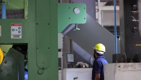 Se-Está-Preparando-Un-Rollo-De-Papel-Dentro-De-Una-Máquina-Grande.