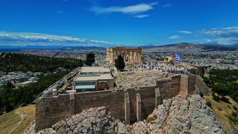 Parthenon-Temple-With-Flag-And-People-At-The-Acropolis,-Athens-Greece