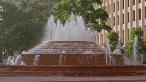 Establishing-shot-of-a-water-fountain-in-downtown-Houston,-Texas