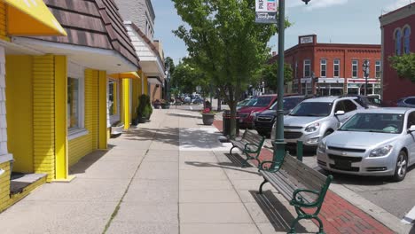 Centro-De-Rockford,-Michigan-Con-Video-De-Cardán-Caminando-Hacia-Adelante