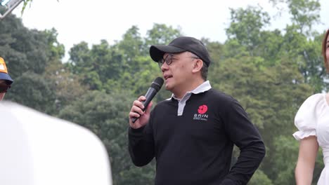 Liutenant-handoko-famous-Indonesian-politician-speaking-with-micro-on-stage