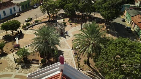 Aerial-tilt-down-of-People-entering-San-Juan-Church-during-sunny-day-at-Isla-de-Margarita,-Venezuela