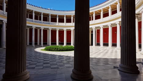 Der-Innenhof-Der-Zappeion-Halle-Mit-Seinen-Typischen-Hohen-Säulen-Ist-Das-Erste-Olympische-Gebäude