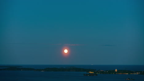 Timelapse-De-La-Luna-Llena,-Moviéndose-Sobre-El-Cielo-Nocturno,-Detrás-De-La-Isla-Suomenlinna