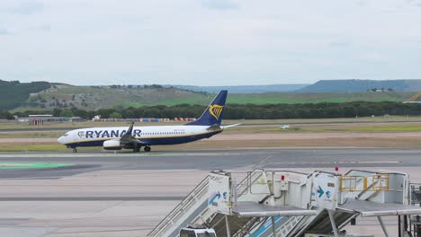 Un-Avión-De-La-Aerolínea-Irlandesa-De-Bajo-Coste-Ryanair-Se-Ve-En-La-Pista-Listo-Para-Despegar-En-El-Aeropuerto-Adolfo-Suárez-Madrid-barajas-En-Madrid,-España