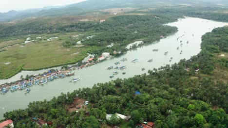 Der-Fluss-Sal-In-Goa-Und-Mehrere-Schiffe-Vor-Anker-Liegen,-Wo-Viele-Boote-Und-Resorts