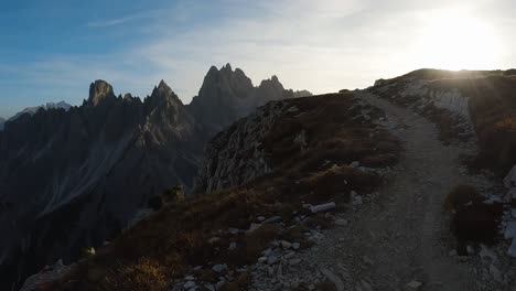 La-Llamarada-Solar-Ilumina-El-Cielo-Desde-El-Punto-De-Vista-Del-Excursionista-En-Un-Sendero-De-Tierra-En-El-Borde-Del-Acantilado-En-Los-Dolomitas.