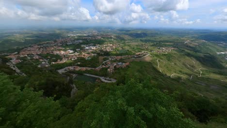 Toma-En-Cámara-Lenta-De-Gran-Angular-Del-Castillo-En-El-Monte-Titán-En-San-Marino