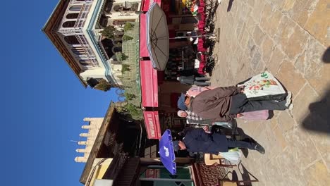 Gente-Marroquí-Vertical-Que-Realiza-Su-Rutina-De-Vida-Diaria-En-El-Mercado-De-La-Medina-De-Fez.