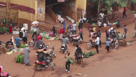 Un-Pueblo-No-Identificado-En-La-Calle-De-Kampala,-Uganda,-Vista-Desde-Arriba