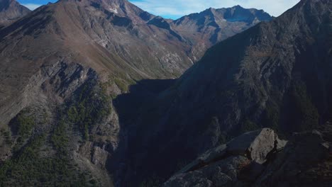 Saas-Fee-Saastal-Antena-Drone-Alpes-Suizos-Alpino-Montaña-Cima-Glaciar-Pico-Glacial-Suiza-Hermosa-Soleado-Cielo-Azul-Otoño-Amarillo-Alerces-Bosques-árboles-Góndola-Tranvía-Telesilla-Paisaje-Arriba