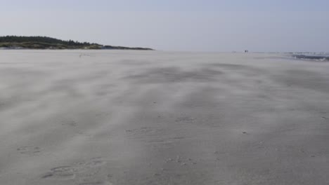 Sand-Schwebt-Im-Starken-Wind-Am-Strand