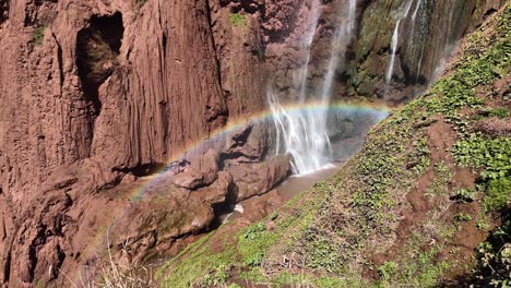 Ouzoud-Wasserfälle-Aus-Nächster-Nähe-Regenbogen,-Wunderschöner-Wasserfall,-Nordafrika,-Marokko