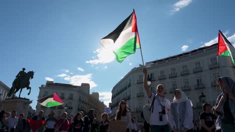 En-Una-Manifestación-En-Madrid,-España,-Activistas-Portan-Banderas-Palestinas,-Exigiendo-El-Fin-De-La-Venta-De-Armas-Españolas-A-Israel-Y-Justicia-Para-Los-Palestinos-Muertos-En-El-Conflicto.