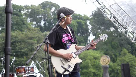 Talentierter-Künstler,-Der-Bei-Einem-Festival-Auf-Der-Bühne-Gitarre-Spielt