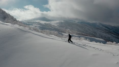 Splitboard-En-El-Iwanai-Cubierto-De-Nieve-De-Hokkaido-Con-Impresionantes-Vistas-A-Las-Montañas