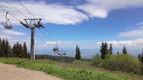 Mountainbiker-Nutzen-Einen-Sessellift,-Um-Hoch-In-Den-Berg-Zu-Gelangen