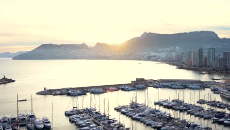 Puesta-De-Sol-Naranja-Sobre-La-Ciudad-Costera-Española-De-Calpe.