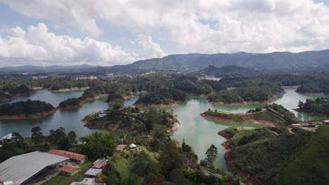 Vista-Aérea-Del-Peñón-De-Guatapé-En-Colombia-Con-Impresionantes-Lagos-Y-Exuberantes-Paisajes.