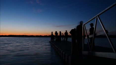 Leute-Angeln-Auf-Einem-Deck,-Sonnenuntergang-Im-Zeitraffer-In-Kanada