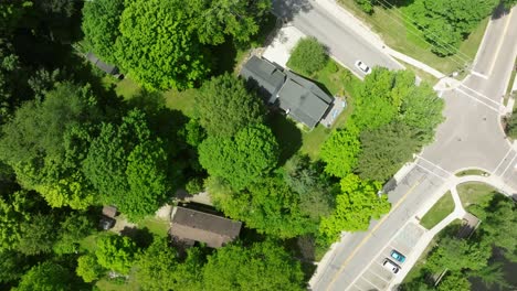 Barrio-De-Rockford,-Michigan,-Con-Vídeo-De-Drones-En-Lo-Alto