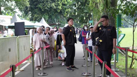 Asiaten-Warten-In-Der-Schlange-Für-Ein-Open-Air-Konzert