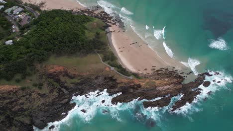 Vista-Aérea-De-La-Playa-Y-El-Cabo-De-Byron-Bay,-Costa-Pintoresca-En-Nueva-Gales-Del-Sur,-Australia