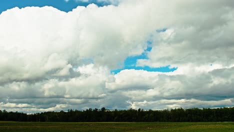 Timelapse-De-Nubes-Bajas-De-Lluvia-Moviéndose-Sobre-Un-Tranquilo-Paisaje-Rural