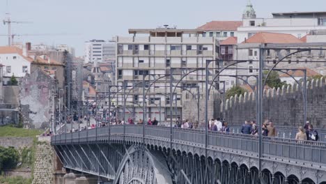 Menschen-überqueren-An-Einem-Sonnigen-Tag-Die-Brücke-Dom-Luís-I,-Blick-Von-Gaia,-Und-Machen-Fotos-Von-Der-Aussicht