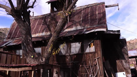 Viejos-Edificios-De-Madera-Oxidados-En-La-Mina-Gold-King-Abandonada,-Ciudad-Fantasma-De-Jerome,-Arizona,-EE.UU.