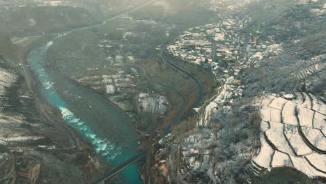 Imágenes-Cinematográficas-De-Drones-Del-Hermoso-Valle-Y-La-Montaña-En-Karimabad-Hunza,-Norte-De-Pakistán,-Durante-La-Nieve