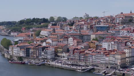 Portos-Panoramablick-Auf-Den-Fluss-Und-Die-Häuser-Am-Flussufer-Mit-Menschen-Und-Booten