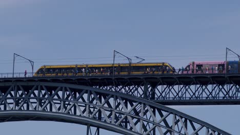 Tranvía-Metro-De-Porto-Cruzando-El-Puente-Dom-Luís-I,-Alejándose,-Vista-Desde-Abajo