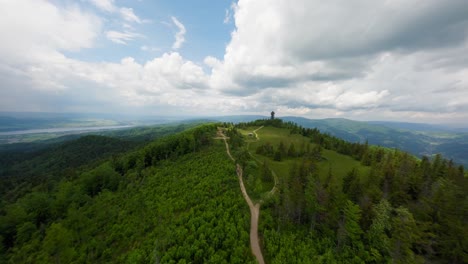 Torre-De-Vigilancia-De-Madera-En-La-Colina-Del-Bosque,-Vista-Aérea-De-La-órbita-Fpv