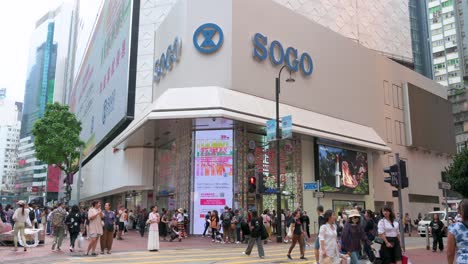 Los-Compradores-Y-Los-Viajeros-Son-Vistos-Fuera-De-La-Cadena-De-Grandes-Almacenes-Japoneses-Sogo-En-El-Concurrido-Distrito-Comercial-De-Wan-Chai-En-Hong-Kong