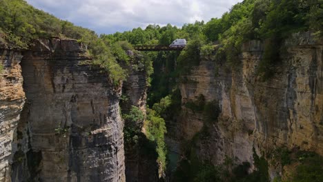 Osum-Canyon-Mit-Einer-Brücke,-über-Die-Ein-Wohnmobil-Fährt